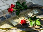 V Plzni pipomn obti holocaustu 20 novch kamen zmizelch, takzvanch Stolpersteine