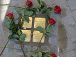 V Plzni pipomn obti holocaustu 20 novch kamen zmizelch, takzvanch Stolpersteine