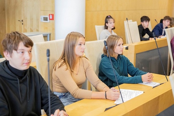 V Baov mrakodrapu zasedal krajsk parlament dt a mldee