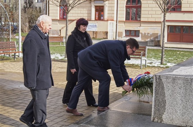 Poloen kvtin u pamtnku J. A. Komenskho v parku Vstavit.