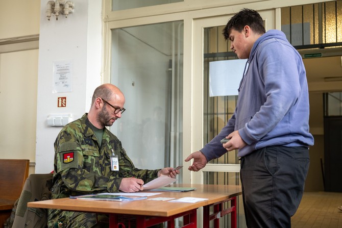 Na prvnm stanoviti se pedkld povolvac rozkaz a doklad totonosti. 