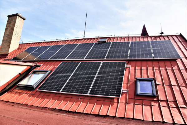 Kraj ji zaal hledat firmy, kter vybuduj fotovoltaiku na budov D krajskho adu a stee jabloneckho gymnzia