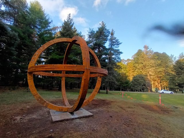 Umstn sochy Universum v rmci nov vzniklho projektu Sculpture Forest.