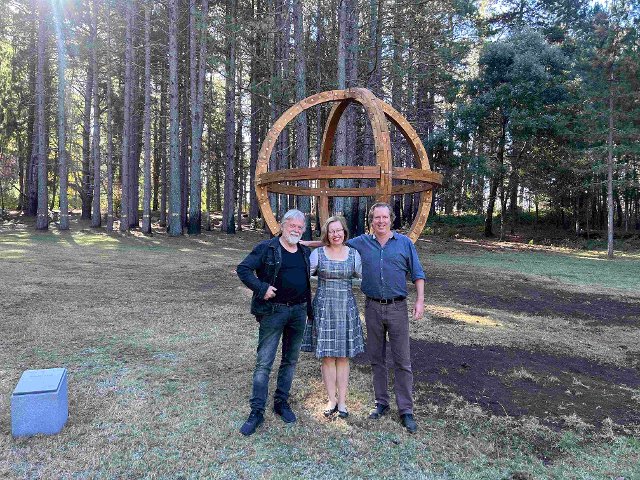 (zleva) Umlec Vclav Fiala stoj ped svou nov odhalenou sochu Universum s generln konzulkou R v Sydney Zuzanou Slovkovou a zakladatelem a umleckm editelem spolenosti Sculpture by the Sea Davidem Handleym.