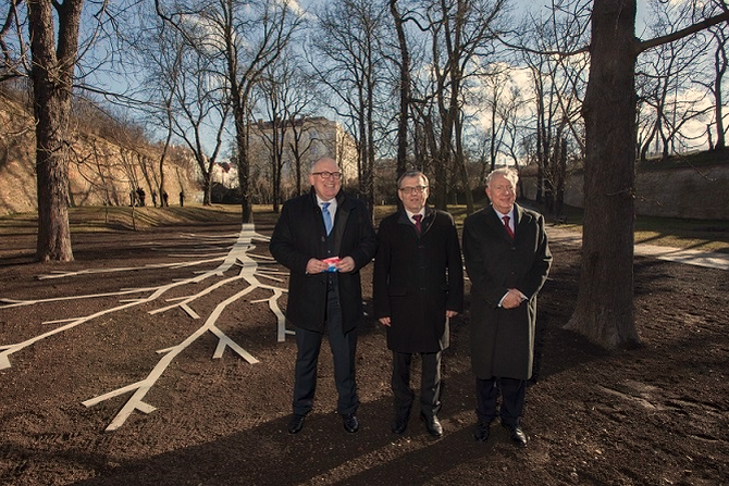 Od dnešního dne se Praha 6 může pyšnit památníkem významného nizozemského politika Maxe van der Stoela, který se před 40 lety jako tehdejší nizozemský ministr zahraničních věcí setkal s prvním mluvčím Charty 77 profesorem Janem Patočkou