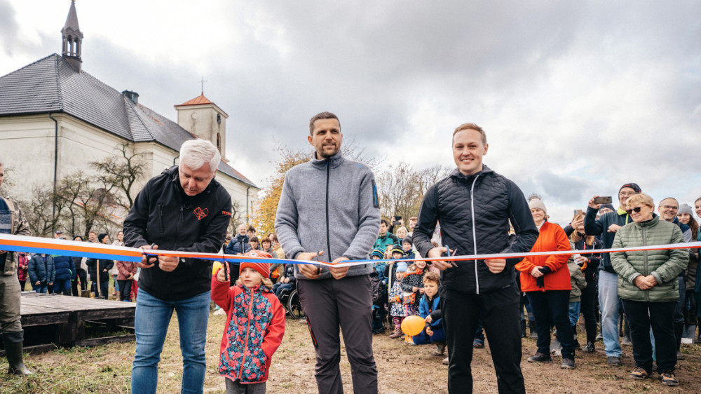 Alej svobody vyrostla v Kujavch u Fulneku. Rozdlila pole a spojila zpetrhan vazby 