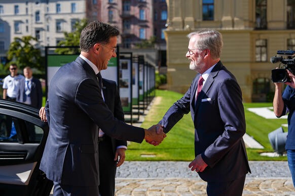 Premi�r Petr Fiala v�t� v zahrad� Strakovy akademie gener�ln�ho tajemn�ka NATO Marka Rutteho, 4. z��� 2025.