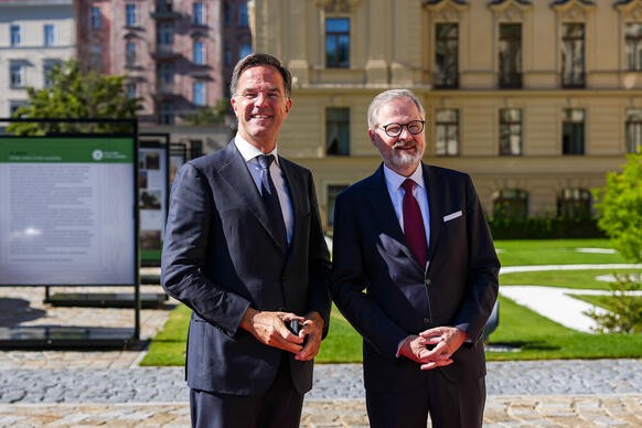 Premi�r Petr Fiala a gener�ln� tajemn�k NATO Mark Rutte p�zuj� fotograf�m na zahrad� Strakovy akademie, 4. z��� 2025.
