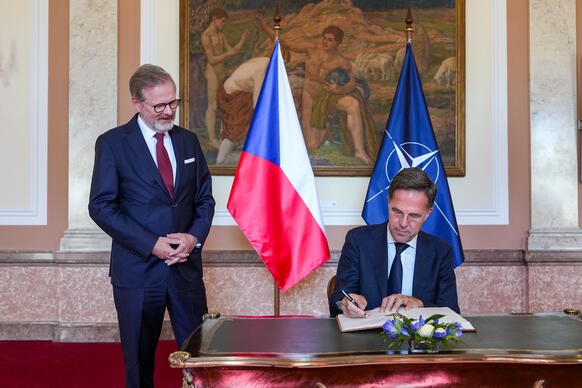 Gener�ln� tajemn�k NATO Mark Rutte se podepisuje do pam�tn� knihy ve Strakov� akademii, 4. z��� 2025.