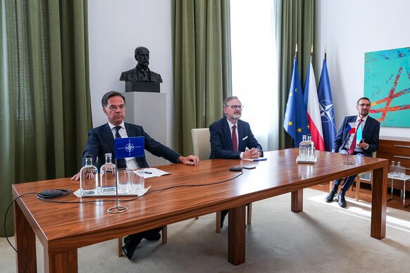 Premi�r P. Fiala a gener�ln� tajemn�k NATO M. Rutte se ze Strakovy akademie p�ipojili k jedn�n� koalice ochotn�ch, 4. z��� 2025.
