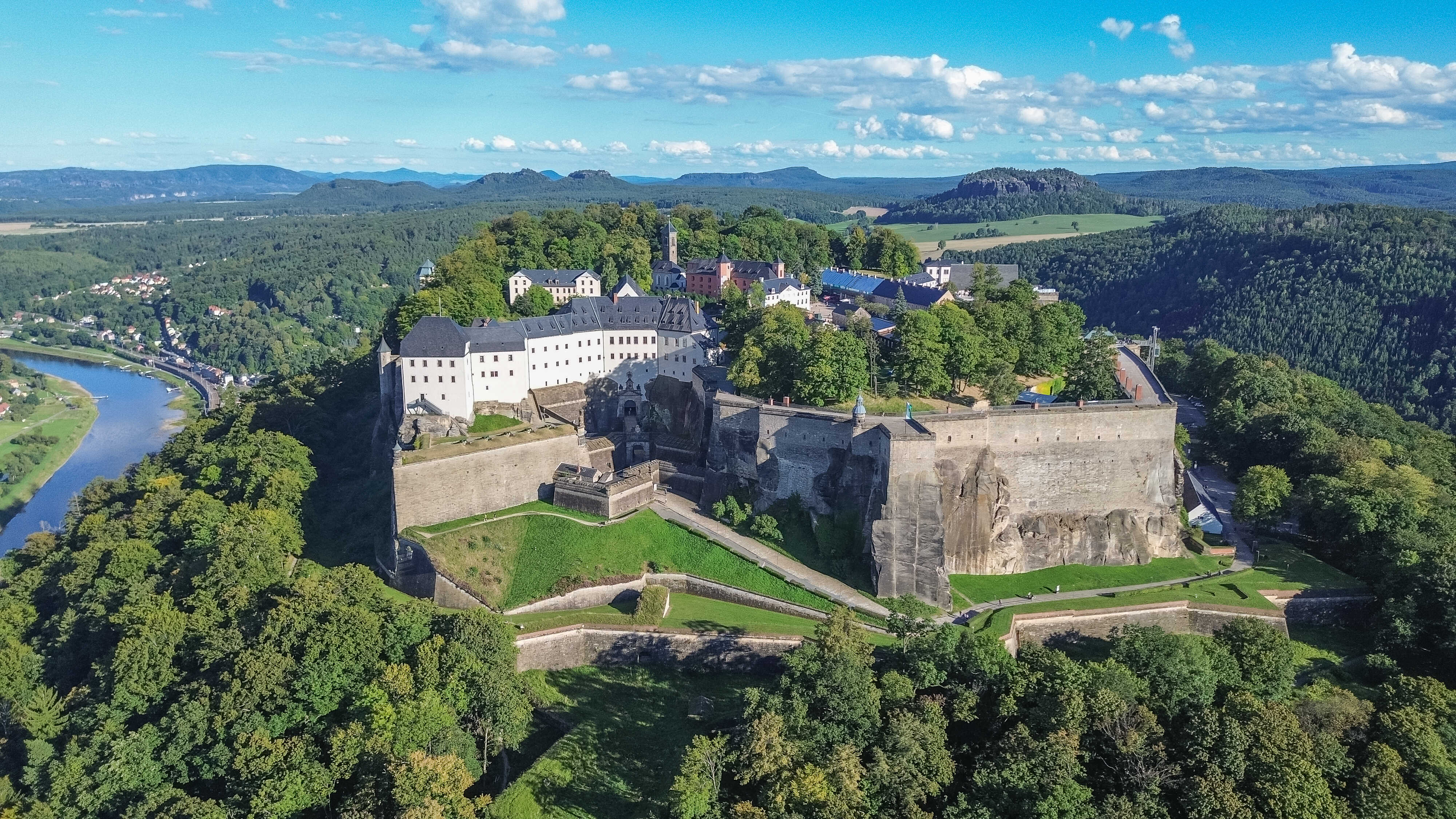 letecký pohled na pevnost Koenigstein od západu