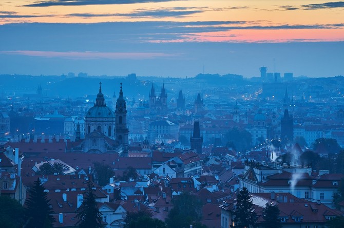 Okamžik, kdy na obloze převažují modré odstíny 