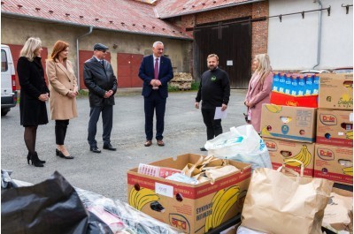 Zamstnanci kraje sbrali potraviny a drogerii pro potebn. Dary zaplnily tm celou mstnost