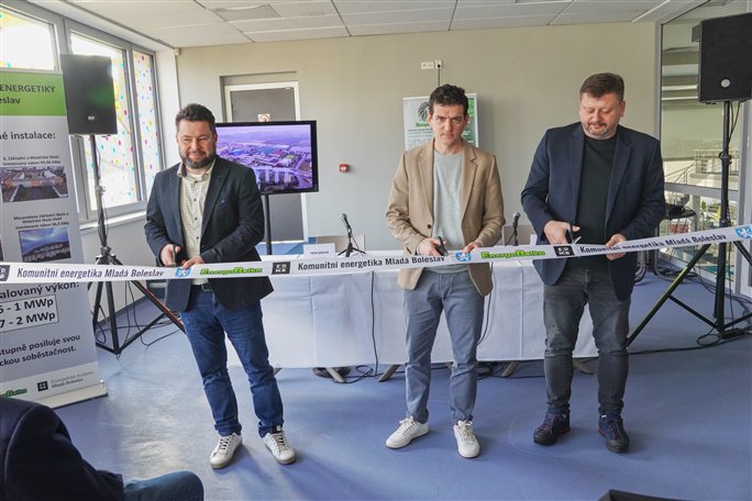 Zástupci města a Městské společnosti pro obnovitelné zdroje a energetiku při otevření fotovoltaické elektrárny na městském bazénu.