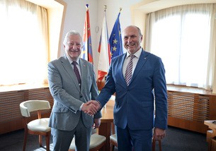 Ministr obrany jednal v Kr�lov�hradeck�m kraji o rozvoji vojensk� infrastruktury i potenci�ln�ch spole�n�ch projektech resortu a kraje 