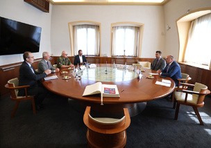 Ministr obrany jednal v Kr�lov�hradeck�m kraji o rozvoji vojensk� infrastruktury i potenci�ln�ch spole�n�ch projektech resortu a kraje 