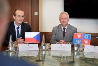 Ministr obrany jednal v Kr�lov�hradeck�m kraji o rozvoji vojensk� infrastruktury i potenci�ln�ch spole�n�ch projektech resortu a kraje 