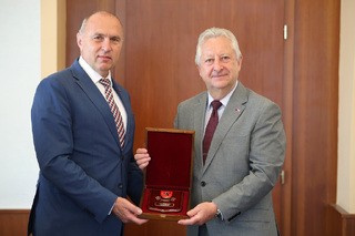 Ministr obrany jednal v Kr�lov�hradeck�m kraji o rozvoji vojensk� infrastruktury i potenci�ln�ch spole�n�ch projektech resortu a kraje 