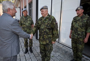 Ministr obrany jednal v Kr�lov�hradeck�m kraji o rozvoji vojensk� infrastruktury i potenci�ln�ch spole�n�ch projektech resortu a kraje 