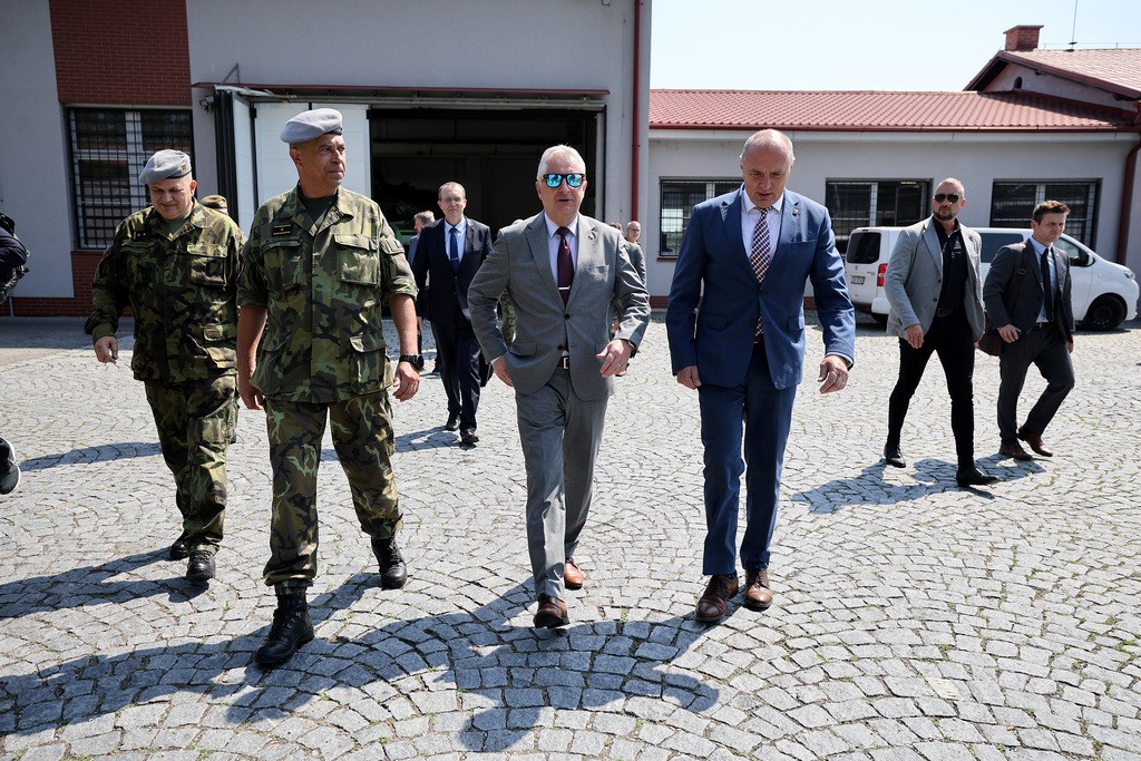 Ministr obrany jednal v Kr�lov�hradeck�m kraji o rozvoji vojensk� infrastruktury i potenci�ln�ch spole�n�ch projektech resortu a kraje 