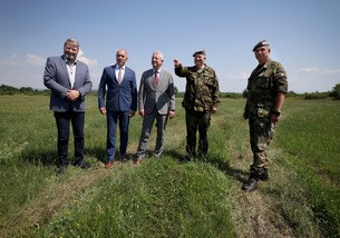 Ministr obrany jednal v Kr�lov�hradeck�m kraji o rozvoji vojensk� infrastruktury i potenci�ln�ch spole�n�ch projektech resortu a kraje 