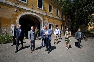 Ministr obrany jednal v Kr�lov�hradeck�m kraji o rozvoji vojensk� infrastruktury i potenci�ln�ch spole�n�ch projektech resortu a kraje 