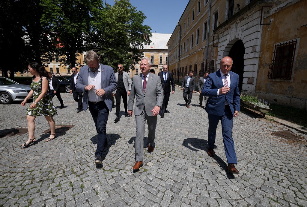 Ministr obrany jednal v Kr�lov�hradeck�m kraji o rozvoji vojensk� infrastruktury i potenci�ln�ch spole�n�ch projektech resortu a kraje 