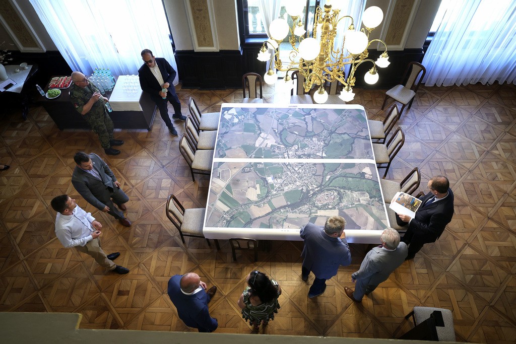 Ministr obrany jednal v Kr�lov�hradeck�m kraji o rozvoji vojensk� infrastruktury i potenci�ln�ch spole�n�ch projektech resortu a kraje 