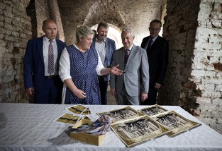 Ministr obrany jednal v Kr�lov�hradeck�m kraji o rozvoji vojensk� infrastruktury i potenci�ln�ch spole�n�ch projektech resortu a kraje 
