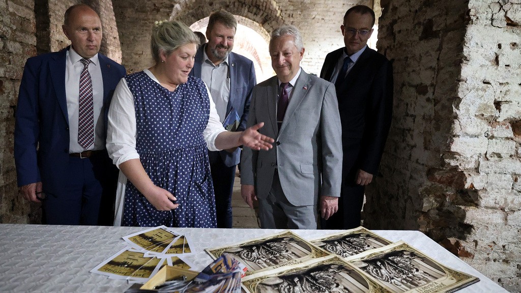 Ministr obrany jednal v Kr�lov�hradeck�m kraji o rozvoji vojensk� infrastruktury i potenci�ln�ch spole�n�ch projektech resortu a kraje 