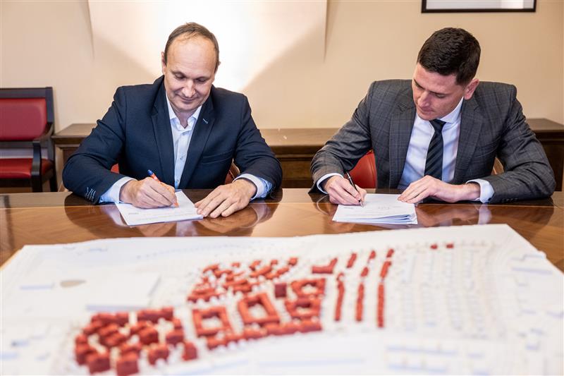 Podpis smlouvy - prodej Handlovy Dvory