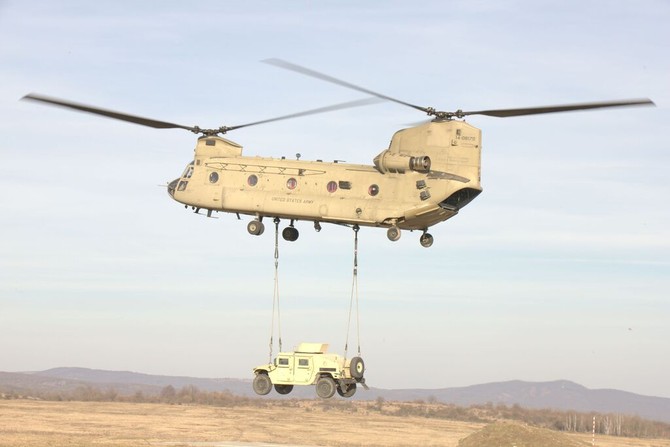 Chinook americkho kontingentu pepravuje HMMV