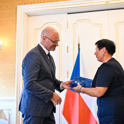Tři pedagogické osobnosti ze škol zřizovaných Jihočeským krajem získaly jedno z nejvyšších ocenění ve svém oboru. Medaili Ministerstva školství, mládeže a tělovýchovy II. stupně převzali ředitelka českobudějovické školy cestovního ruchu Zdeňka Erhartová, ředitelka strakonické školy v Plánkově ulici Martina Košťálová a dlouholetý pedagog českobudějovické průmyslovky Ludvík Čermák.