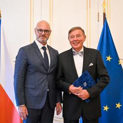 Tři pedagogické osobnosti ze škol zřizovaných Jihočeským krajem získaly jedno z nejvyšších ocenění ve svém oboru. Medaili Ministerstva školství, mládeže a tělovýchovy II. stupně převzali ředitelka českobudějovické školy cestovního ruchu Zdeňka Erhartová, ředitelka strakonické školy v Plánkově ulici Martina Košťálová a dlouholetý pedagog českobudějovické průmyslovky Ludvík Čermák.