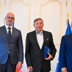 Tři pedagogické osobnosti ze škol zřizovaných Jihočeským krajem získaly jedno z nejvyšších ocenění ve svém oboru. Medaili Ministerstva školství, mládeže a tělovýchovy II. stupně převzali ředitelka českobudějovické školy cestovního ruchu Zdeňka Erhartová, ředitelka strakonické školy v Plánkově ulici Martina Košťálová a dlouholetý pedagog českobudějovické průmyslovky Ludvík Čermák.