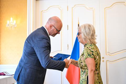 Tři pedagogické osobnosti ze škol zřizovaných Jihočeským krajem získaly jedno z nejvyšších ocenění ve svém oboru. Medaili Ministerstva školství, mládeže a tělovýchovy II. stupně převzali ředitelka českobudějovické školy cestovního ruchu Zdeňka Erhartová, ředitelka strakonické školy v Plánkově ulici Martina Košťálová a dlouholetý pedagog českobudějovické průmyslovky Ludvík Čermák.
