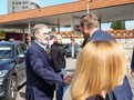 Premiér Fiala se po příjezdu do Mikulova přivítal s ministrem dopravy Martinem Kupkou, 15. září 2025.