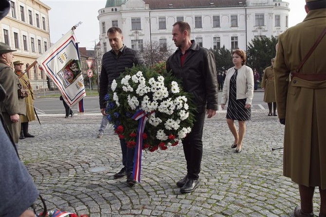 Zstupci msta pokldaj vnec k pamtnku padlch legion.