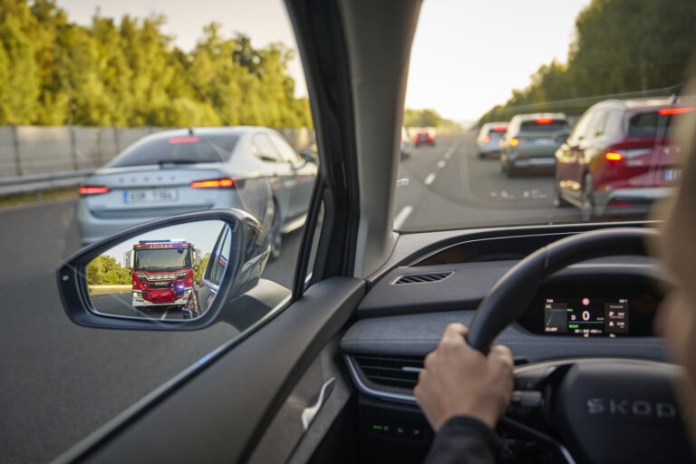 Pozor, jede auto s maj�kem! upozorn� v�s va�e �koda