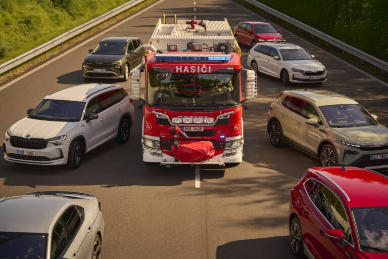 Pozor, jede auto s maj�kem! upozorn� v�s va�e �koda