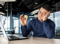 Ilustra�n� obr�zek mu�e dr��c�ho minci symbolizuj�c� bitcoin, zn�zor�uj�c� nejistotu investor� a rizika spojen� s investov�n�m do kryptom�n.