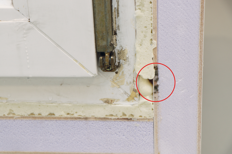 skrytá plíseň v připojovací spáře