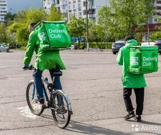 Syt zelen kurry z Delivery Club je vidt nejastji na kolech