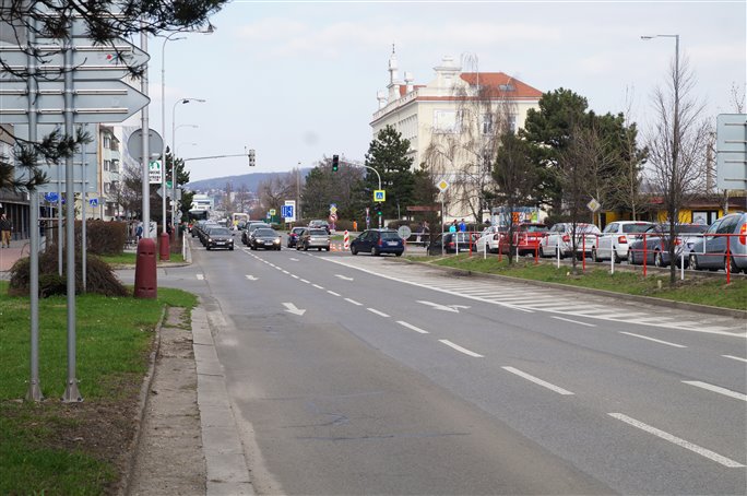 Tda Vclava Klementa projde celkovou rekonstrukc. Zahrnovat bude i stavbu cyklostezky od obchodnho centra Bondy po kiovatku s ulic 17. listopadu.