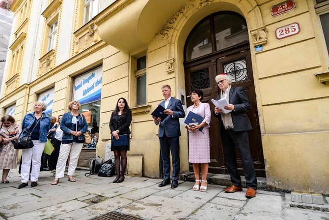 Pokldn Stolpersteine ve Veleslavnov ul. 23 (fotografie: M. Pecuch)