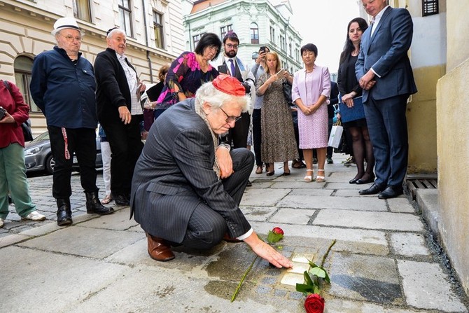 Pokldn Stolpersteine ve Veleslavnov ul. 23 (fotografie: M. Pecuch)