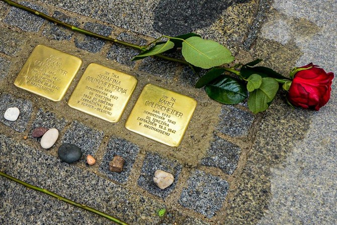 Pokldn Stolpersteine ve Veleslavnov ul. 23 (fotografie: M. Pecuch)