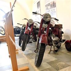 Muzeum vsadilo na rychlost a tradici. Vystavuje motocykly