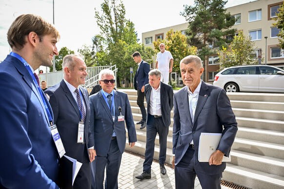 V Národním onkologickém centru přivítali premiéra Babiše ministr zdravotnictví A. Vojtěch a zástupci nemocnice, 9. září 2026.