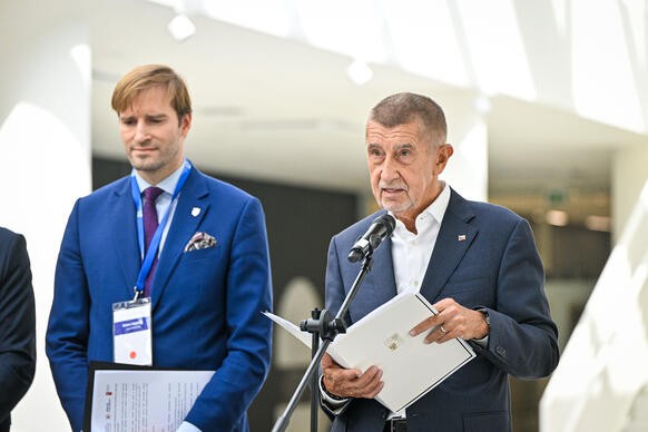 Premiér Andrej Babiš a ministr zdravotnictví Adam Vojtěch na slavnostním otevření Národního onkologického centra, 9. září 2026.